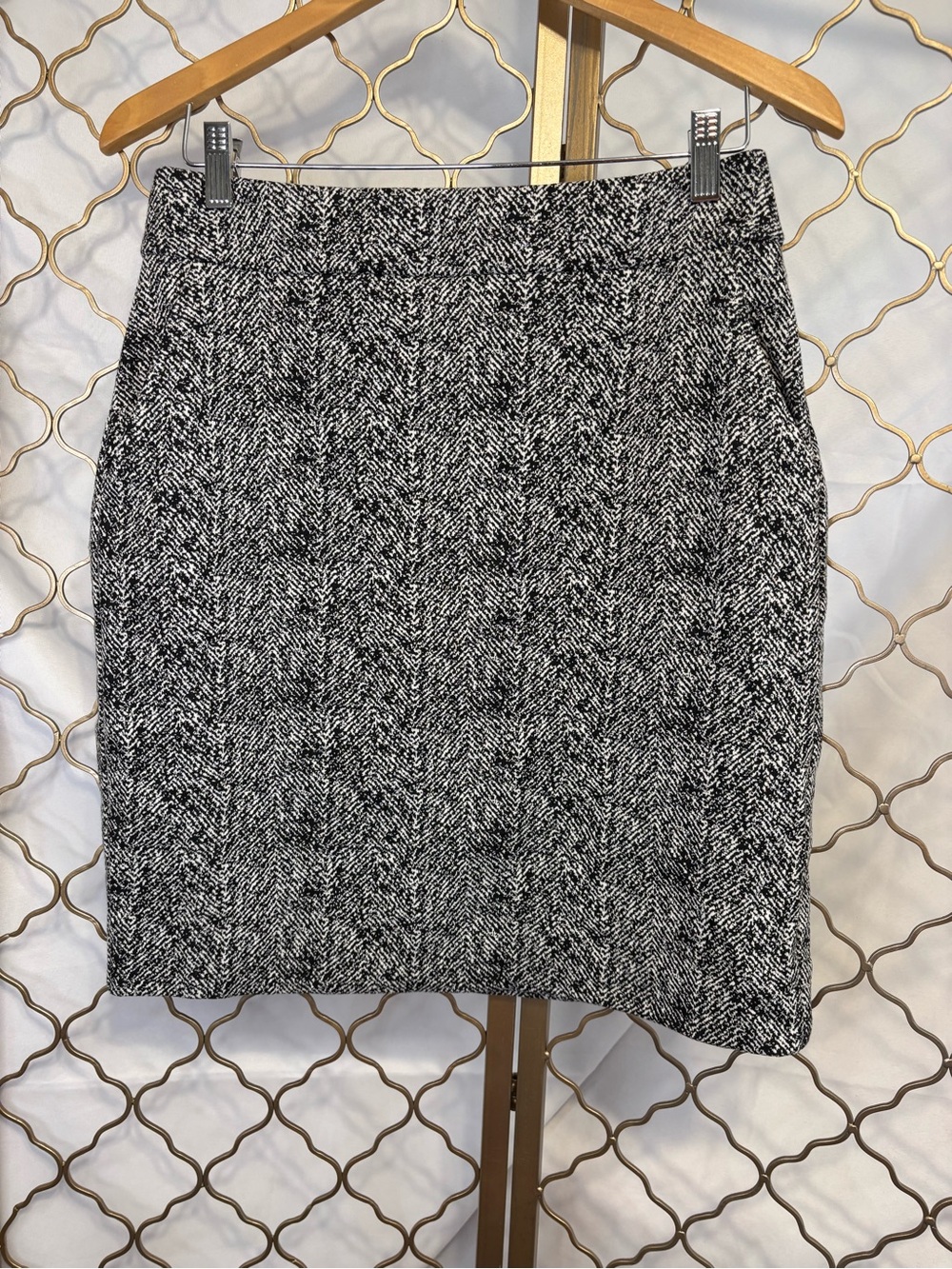 CAbi NWOT Black & White Skirt with pockets size 8, Versatile for Work or Casual